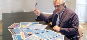 El presidente Alberto Fernández leyendo diarios argentinos