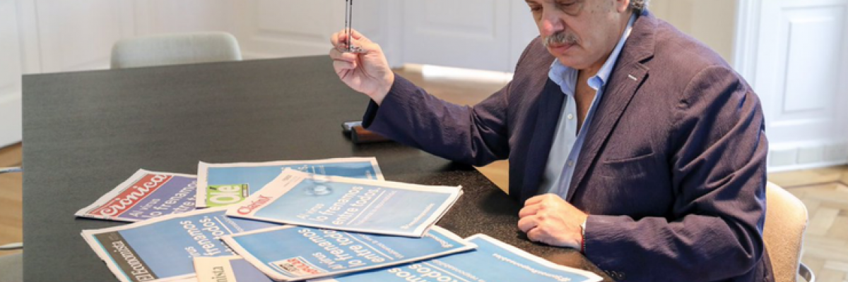 El presidente Alberto Fernández leyendo diarios argentinos